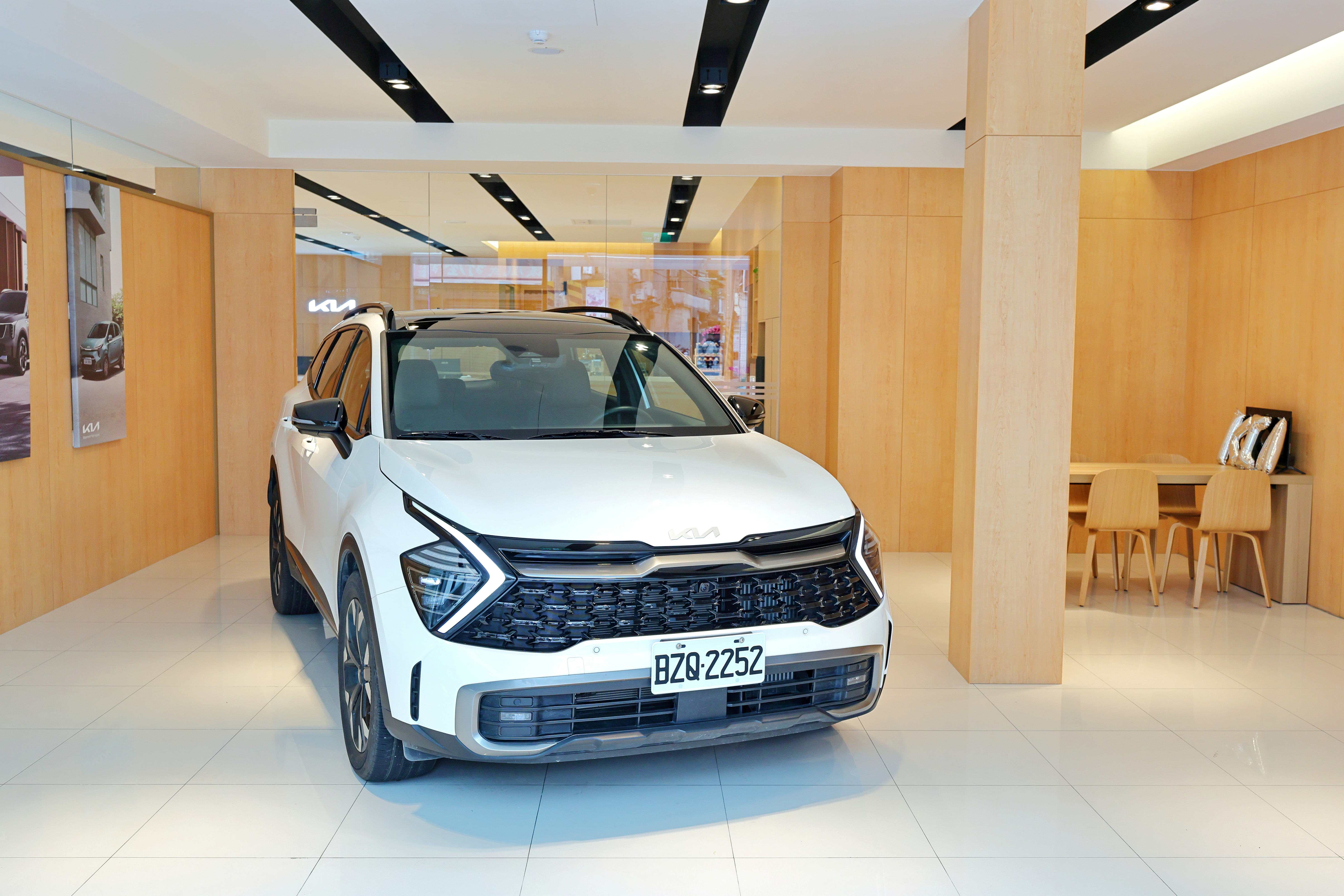 3. 導入「Kia Store」設計概念，打造舒適的交車區，提供車主優質的服務體驗。